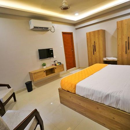 Hotel Ceasta, Beside Us Consulate Hyderabad, Gachibowli Gundipet エクステリア 写真