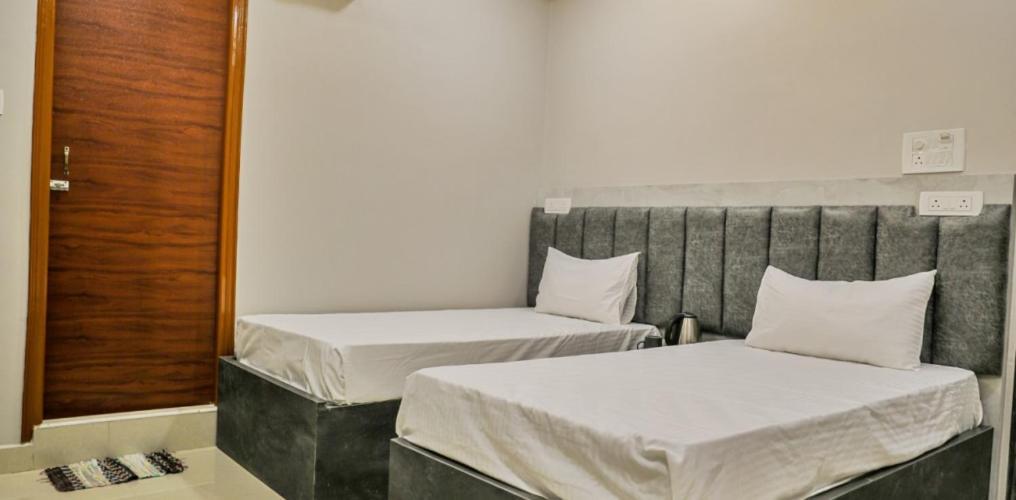 Hotel Ceasta, Beside Us Consulate Hyderabad, Gachibowli Gundipet エクステリア 写真
