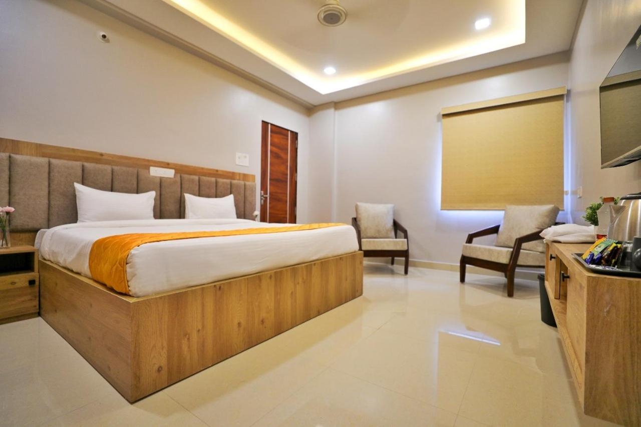 Hotel Ceasta, Beside Us Consulate Hyderabad, Gachibowli Gundipet エクステリア 写真