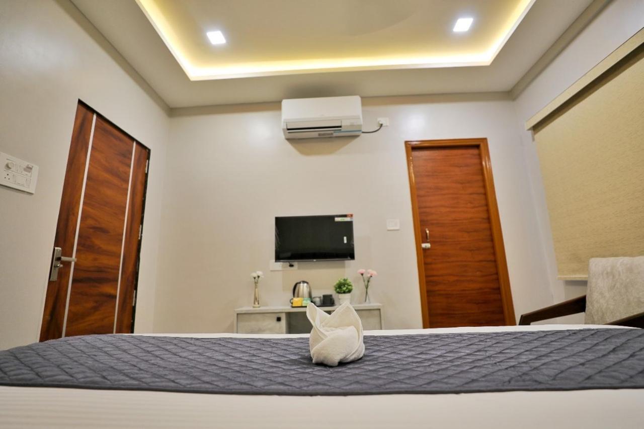 Hotel Ceasta, Beside Us Consulate Hyderabad, Gachibowli Gundipet エクステリア 写真