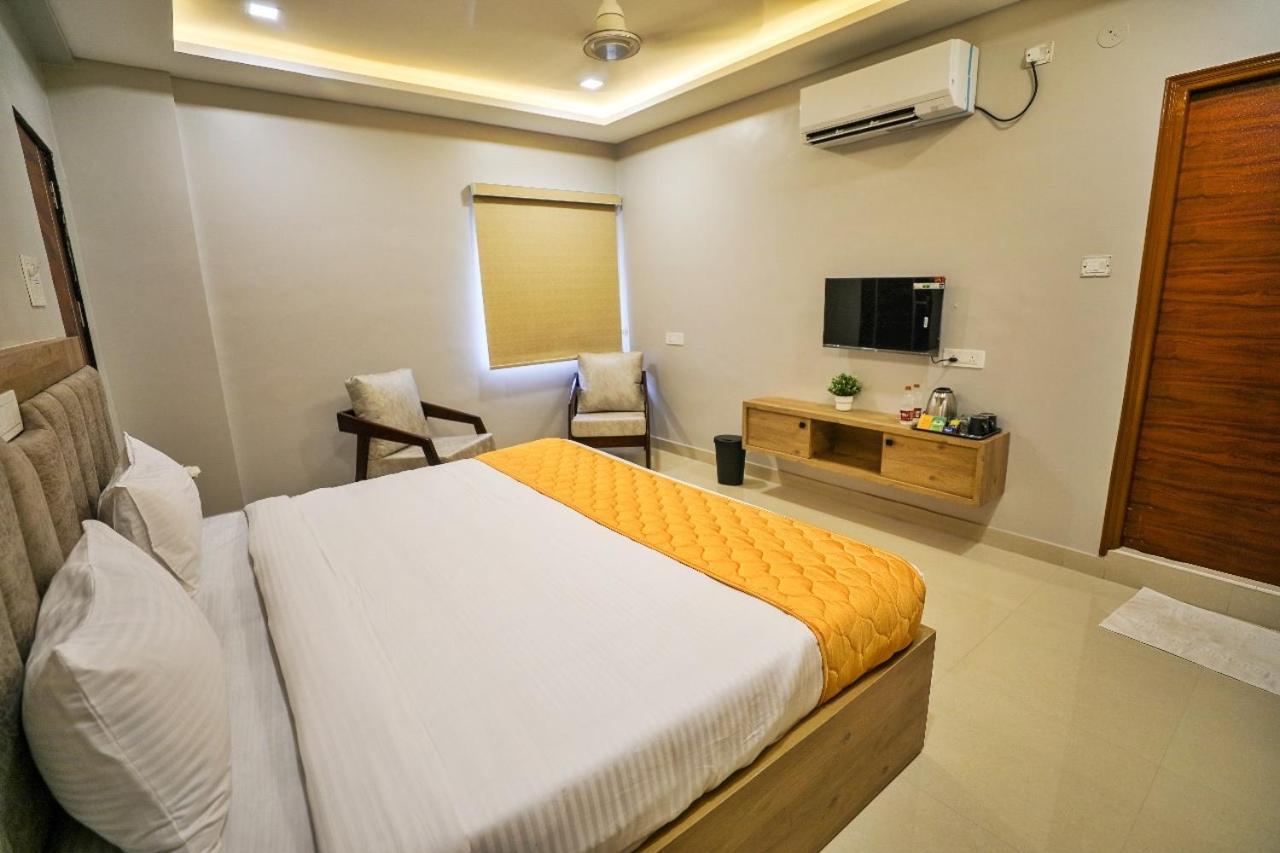 Hotel Ceasta, Beside Us Consulate Hyderabad, Gachibowli Gundipet エクステリア 写真