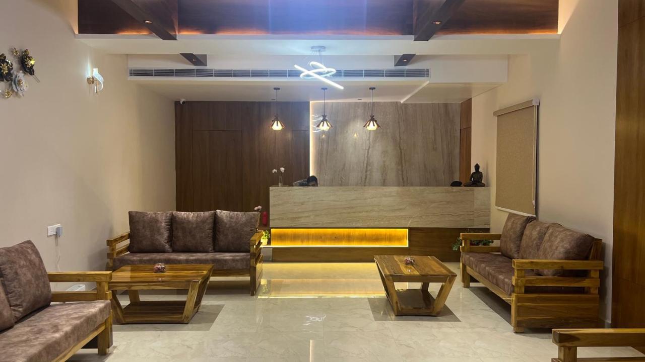 Hotel Ceasta, Beside Us Consulate Hyderabad, Gachibowli Gundipet エクステリア 写真