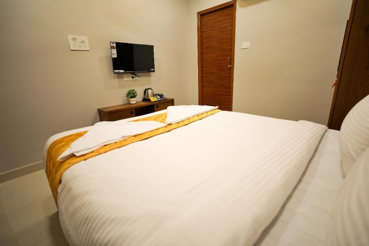 Hotel Ceasta, Beside Us Consulate Hyderabad, Gachibowli Gundipet エクステリア 写真