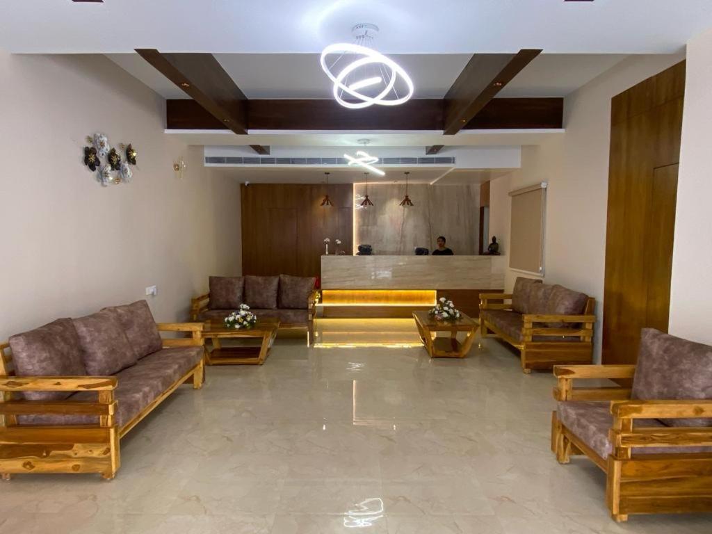 Hotel Ceasta, Beside Us Consulate Hyderabad, Gachibowli Gundipet エクステリア 写真