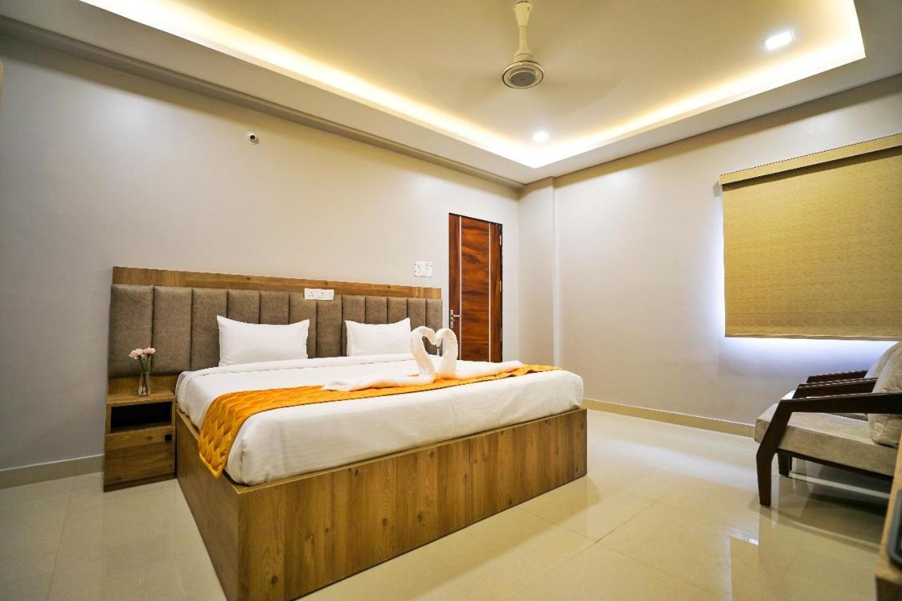 Hotel Ceasta, Beside Us Consulate Hyderabad, Gachibowli Gundipet エクステリア 写真