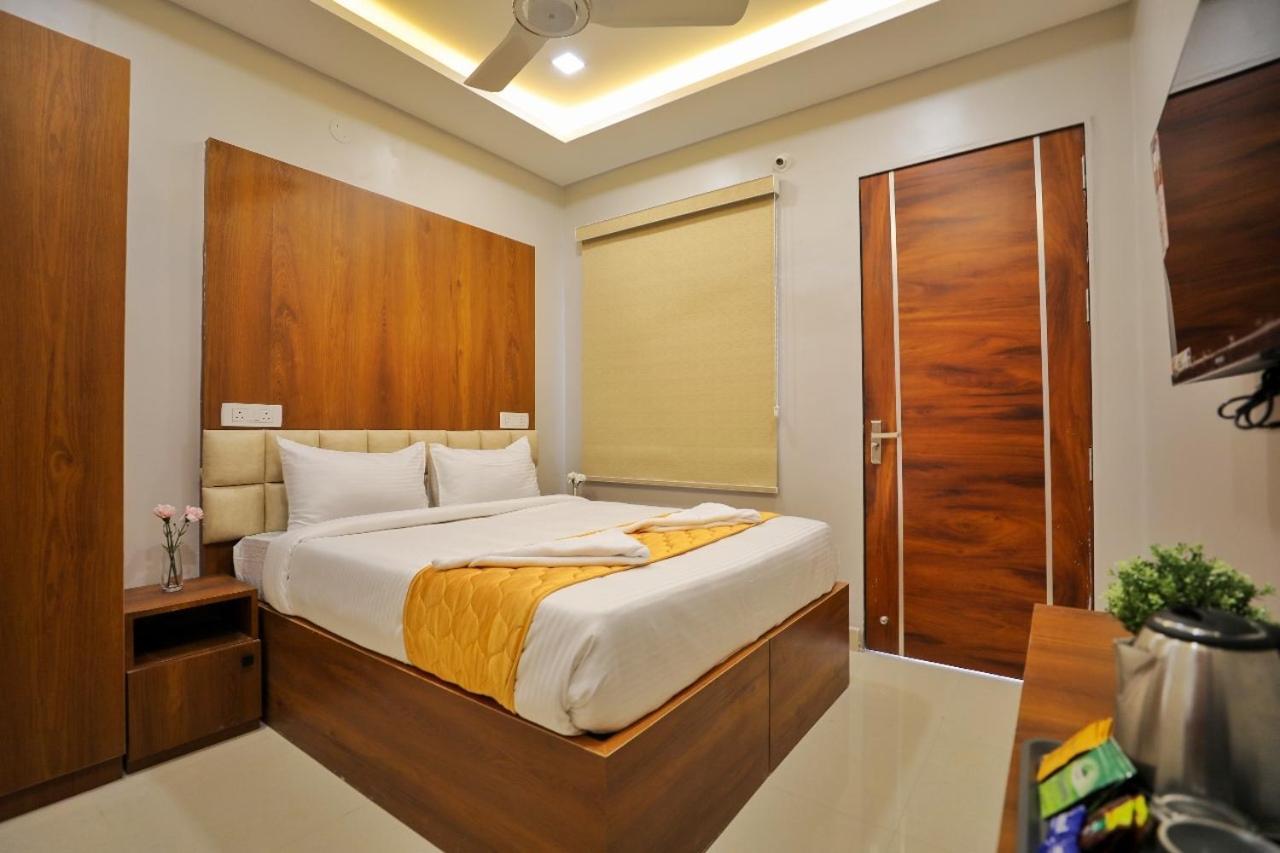 Hotel Ceasta, Beside Us Consulate Hyderabad, Gachibowli Gundipet エクステリア 写真