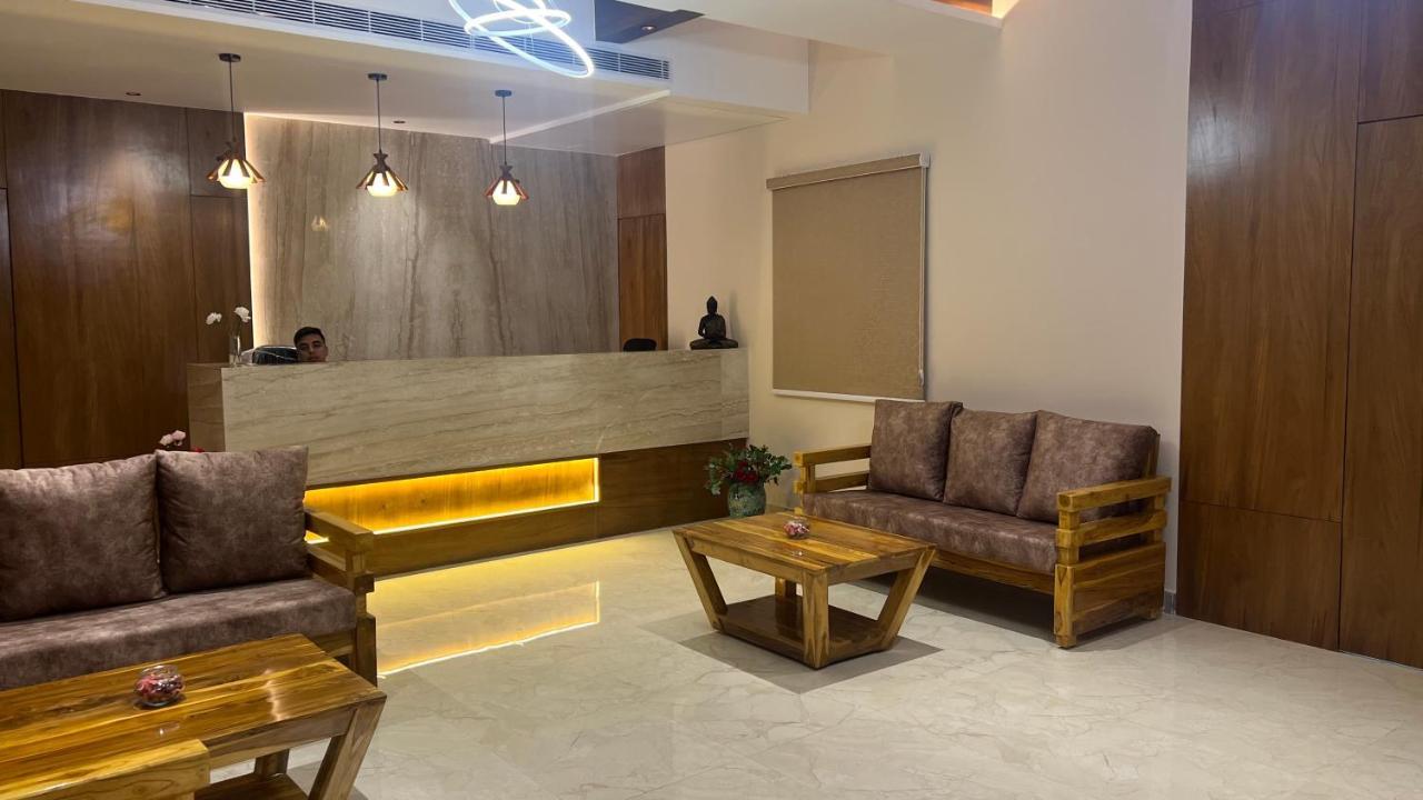 Hotel Ceasta, Beside Us Consulate Hyderabad, Gachibowli Gundipet エクステリア 写真