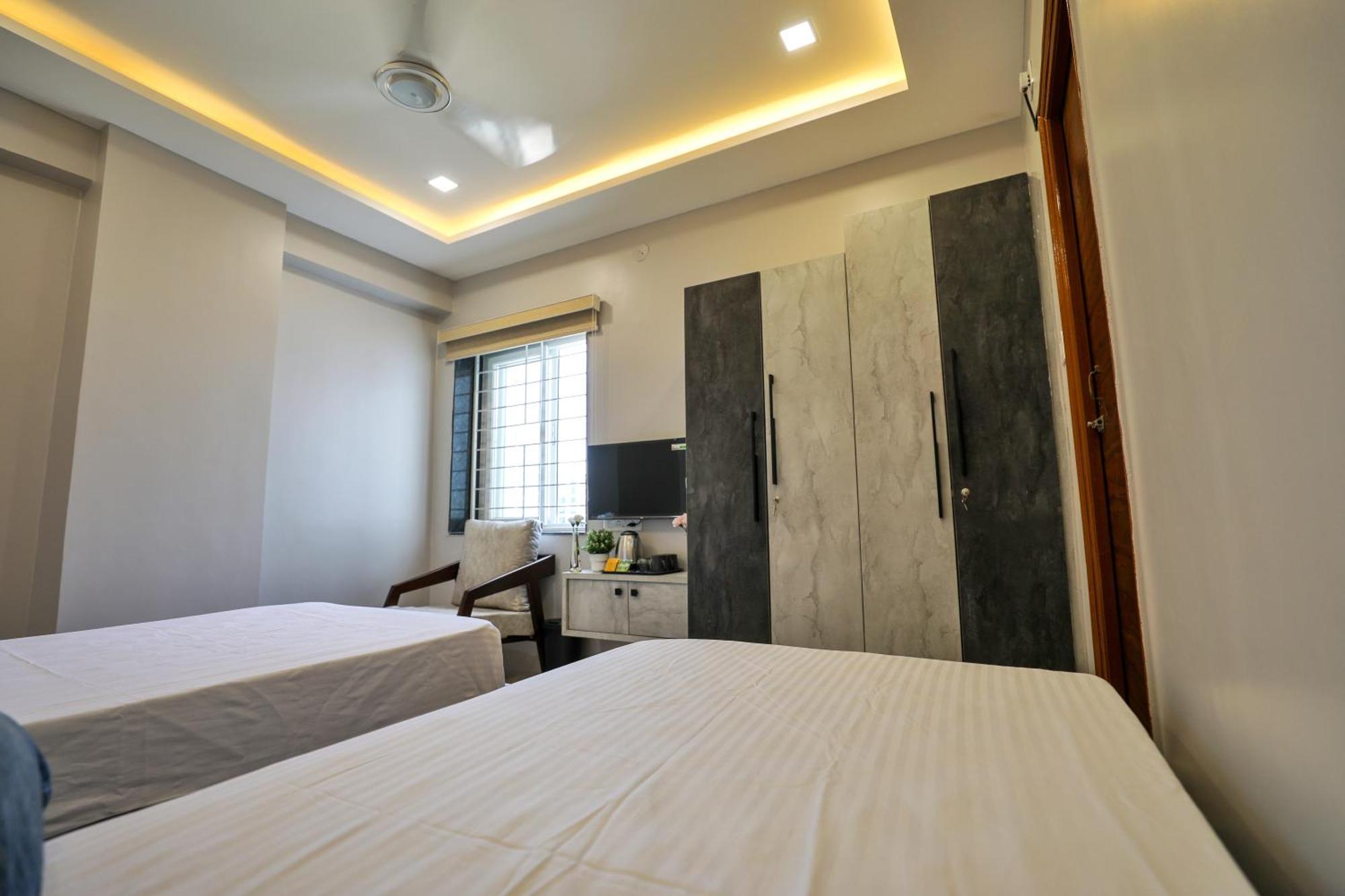 Hotel Ceasta, Beside Us Consulate Hyderabad, Gachibowli Gundipet エクステリア 写真